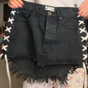 One teaspoon svart kjol  - Svart jeanskjol med vita snören