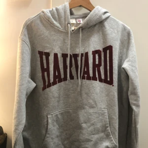 Harvad hoodie - Grå harvad hoodie den har lite fläckar på armarna