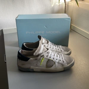 Philippe model skor - Säljer nu dessa Philippe model skor då de har blivit för må för mig. De är i väldigt fint skick. Det är bara att höra av sig vid funderingar, tar även byten 