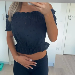 blus - säljer denna blusen som köptes i en marknad i kroatsien, fullpriset var 250 säljer 99  💕 jätte fin blus med små fina detaljer och med lite vålnanger! älskar denns passform och sitter helt perfekt! om du är intresserad kontakta för mer information💕