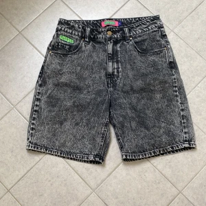 Empyre Jorts  - Säljer dessa baggy shorts av märket Empyre. De sitter riktigt Nice på. Bra skick ❗️