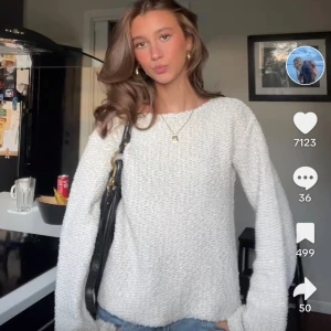 Off shoulder/ Boat neck top - Snygg créme vit off shoulder tröja. Knappt använd. Kan tänka mig att gå ner i pris vid snabbt köp