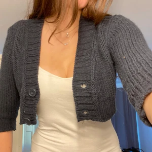 Bolero - Söt zara bolero , från sellpy men var för liten för mig står att den är M men skulle säga att den är med mot S🥰🥰