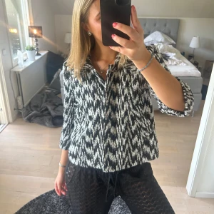 Trekvartsärmad jacka - Säljer denna superfina höstjacka då jag ej använder den🥲 storlek S och passar bra på mig som är 171!