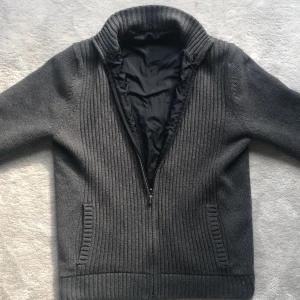 Massimo dutti cardigan - Trendig massimo dutti cardigan i 9/10 skick. Luvan är borttappad men funkar perfekt utan. Cashmere blandning så att den är varm under höst och vinter, passar också inomhus. Storlek L men passar M.