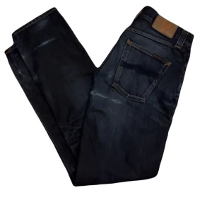 Nudie Jeans  - Sällsynta Nudie Jeans med riktigt feta slitningar bland annat snusringen! Hör av er vid frågor och funderingar!  Storlek W29 L32 med fin passform! 