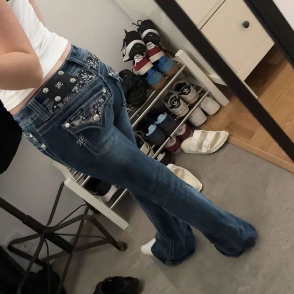 Säljer mina lågmidjade bootcut miss me jeans då jag aldrig andvänder dom, super fina och jätte bra kvalite. Storlek 25 i midja. Jeans & Byxor.