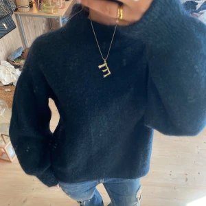 Tröja - SUPERSNYGG tröja. Den är svart/mörkgrön. Jätte fin kvalitet med mycket mohair💕💕