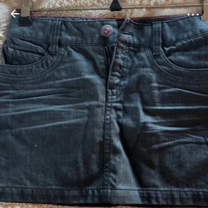 Lågmidjad svart jeanskjol  - En väldigt fin kort kjol som samt är lågmidjad och har super coola detaljer!!😝