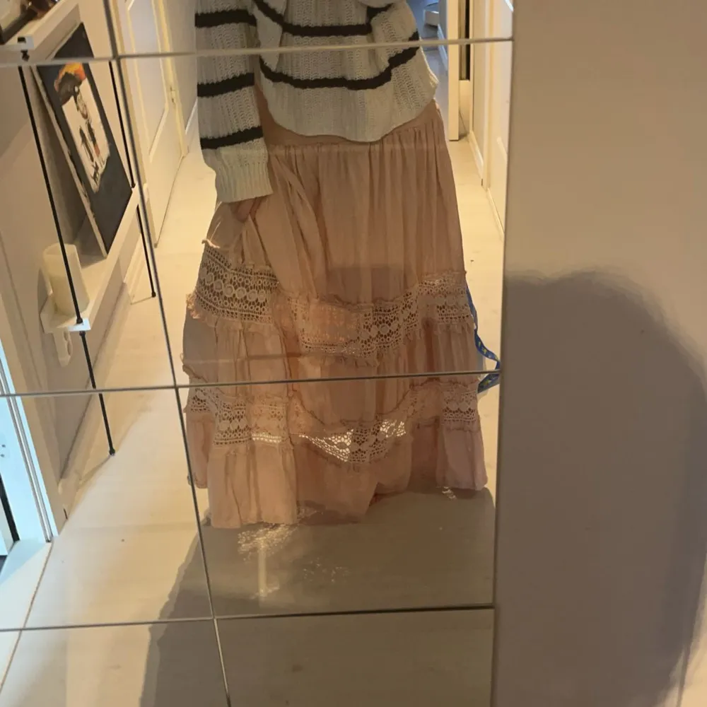 Hej säljer min rosa Maxi kjol.  Jag har sytt om den lite för att passa mig själv⚠️. Men en jätte fin kjol. Som en s/xs men funkar nog en medium för den har bra stretch. Kjolar.