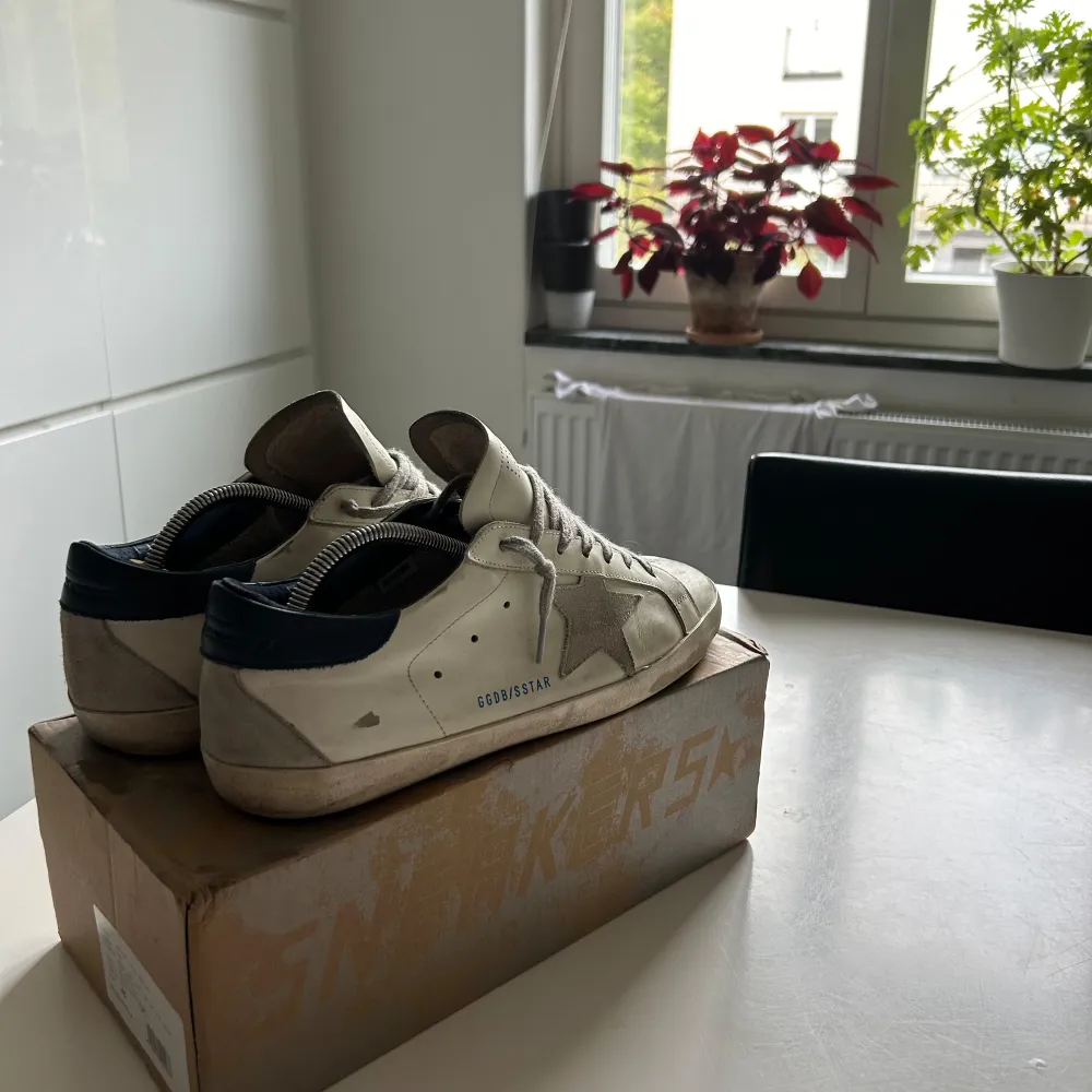 Säljer mina feta Golden Goose skor som är i ett bra skick. Skorna är såklart äkta och box tillkommer. Tveka inte på att höra av er vid frågor.. Skor.