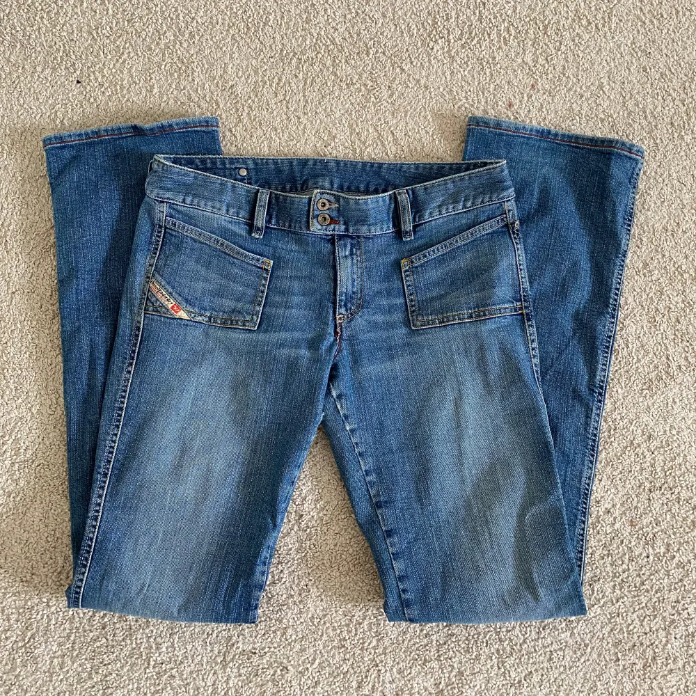 Snygga lågmidjade jeans i fint skicka, jeansen är i storlek 31 och passar mig bra som är 175 och vanligt vis har storlek s på jeans  Midjemått: 43 cm  Innerbenslängd: 85 cm . Jeans & Byxor.