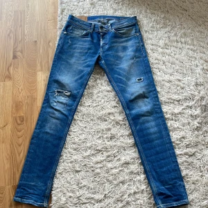 Dondup jeans stlk 33 - Snygga dondup jeans i stlk 33. I 9/10 skick. Slitning och tvätt. George skinny fit