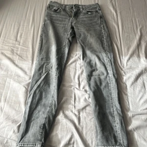 Levis jeans 511 - Levis jeans 511 W28 L30 fint skick, inga defekter. Säljer pga att de är för små. Ställ gärna frågor, pris kan diskuteras 