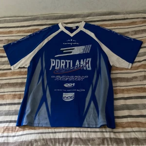 Skitnsygg Blå Jersey - As snygg blå basketball Jersey! Måste tyvärr bli av med för att de är inte min storlek längre 💔storleken är S men den sitter lite baggy på! Köptes i h&m för 299kr :) skriv jätte gärna om du har frågor! 🫶🏼