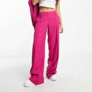 Rosa kostymbyxor  - Väldigt rosa byxor från Noisy May (Asos). Lågmidjade med vida ben som ger sjukt fin form. Storlek S L32 och funkar säkert på 34/36. Jag är 170 och de satt typ som på modellen, inte i golvet lika mycket. Kan skicka bild på byxorna i chatten. 
