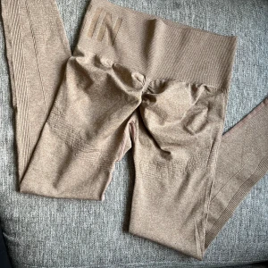 Träningstights  - Säljer träningstights med scrunch🌸