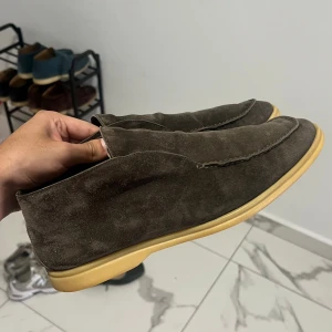 Loro piana open walks - Helt sinnessjuka open walks med bäverpäls inuti. Storlek 43,5. Passar 42-43 då pälsen tar upp mycket plats.  Retail är 2500 dollar och de är i princip helt omöjliga att få tag på