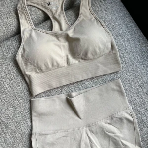 Träningsset  - Säljer träningstights med scrunch och topp till🌸