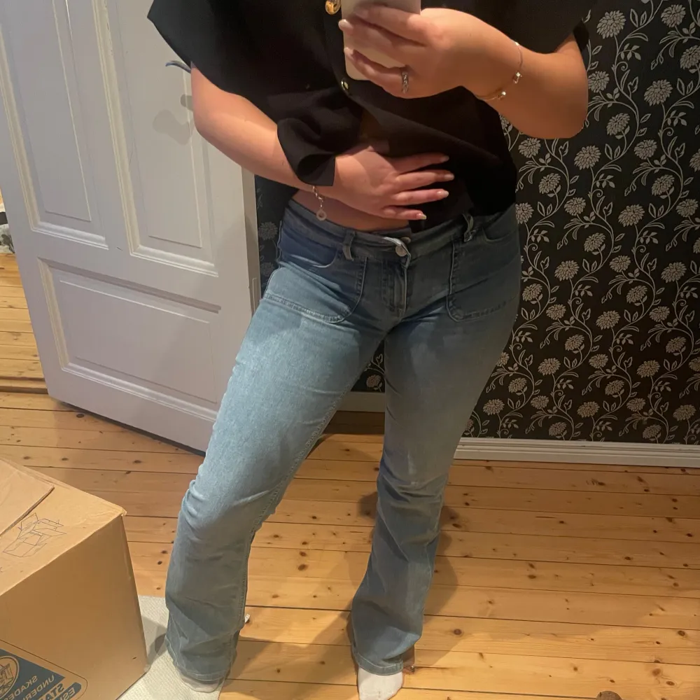 Skit snygga flare/bootcut jeans som inte längre går att köpa på nelly!! Använda men i jätte bra skick🥰. Jeans & Byxor.