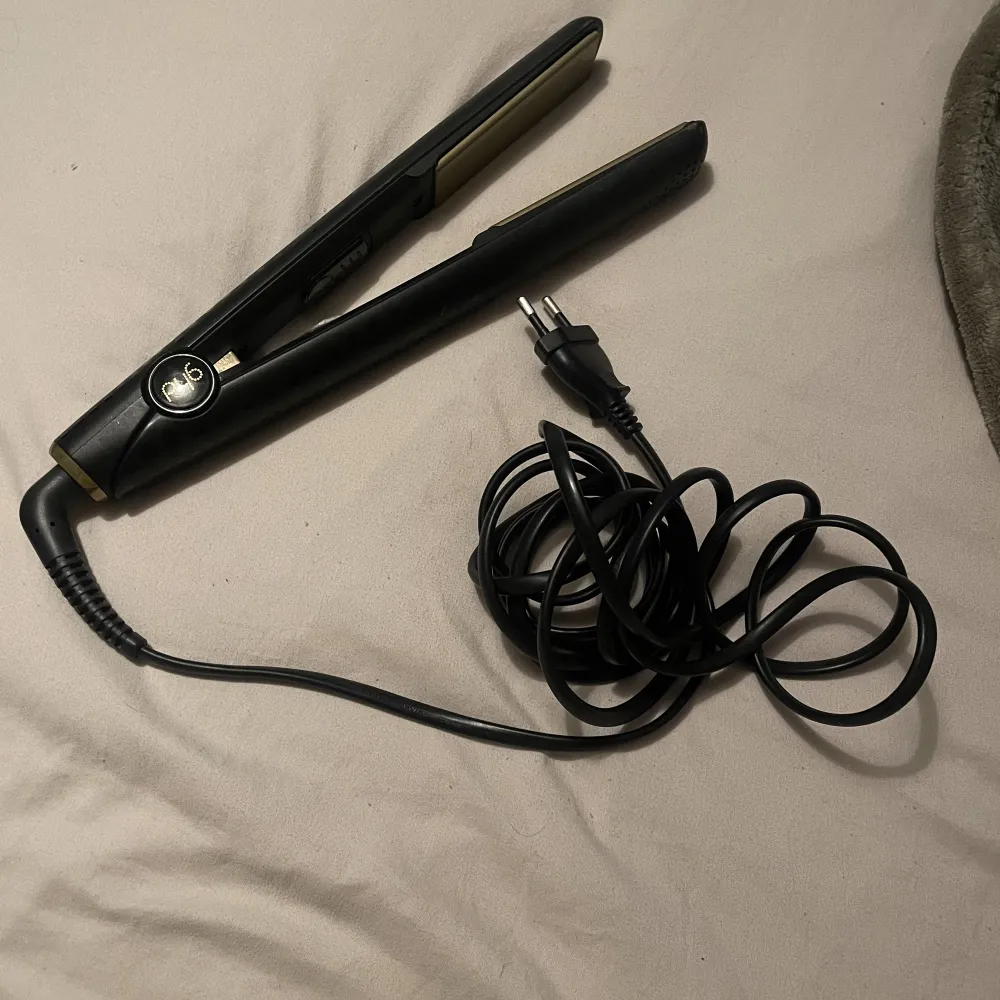 Säljer min plattång från bästa märket GHD då jag har två stycken! Den har använts flitigt av mig men funkar fortfarande precis lika bra. Den har en defekt där en ”knapp/detalj” lossnat! Hör av dig vid eventuella frågor🩷. Muu.