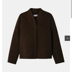 Wera Jacka  - Fin och knappt använd jacka. Passar perfekt till hösten. Inköpt på Åhléns. Pris vid inköp 1999kr. Går ner i pris vid snabbt köp.