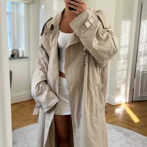 Säljer en snygg beige trenchcoat från Diplom. Inga defekter vad jag kan se! Står ingen storlek i den men den är STOR. väldigt oversized