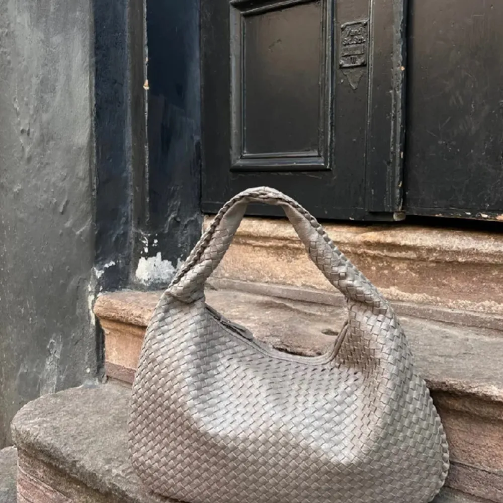 En så fin väska i nyskick som liknar den från Bottega Veneta! Jätte rymlig och bra förvaring i väskan💞. Väskor.