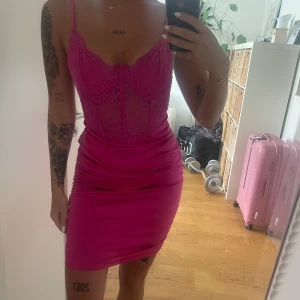 Festklänning - Rosa klänning från shein. Använd en gång. Superskönt material och bra kvalite