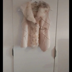 Pälsväst - Vändbar väst i fuskpäls och mockaimitation.  Jättefint skick