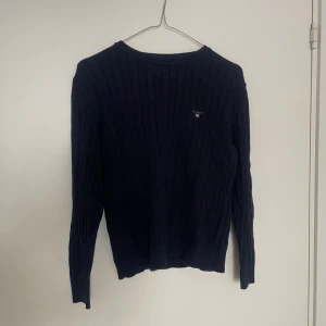Gant stickad tröja - Säljer min stockade tröja av gant, storlek 146/152. Fint skick, inga skador!