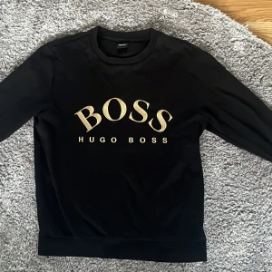 Hugo Boss tröja - Nu säker jag denna feta Hugo Boss tröja i väldigt bra skick. Vid frågor så Äre bara kontakta. Äkta såklart!