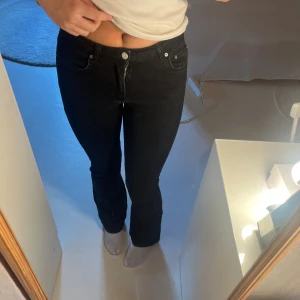 Gina tricot jeans - Midwaist Jeans från Ginatricot i storlek 34, super sköna! Finns inget slitage!🩷
