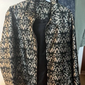 Bomberjacka  - Blågrön bomberjacka i jacquard av märker Devil’s Advocate. Säljer pga för liten storlek. Nypris 1019kr. 