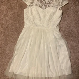 Jätte fin vit klänning! - En super fin vit klänning från VILA i storlek 36! Den är nästan aldrig använd så i jätte bra skick!