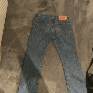Levis 501 - Storlek 32:32 Ett litet hål