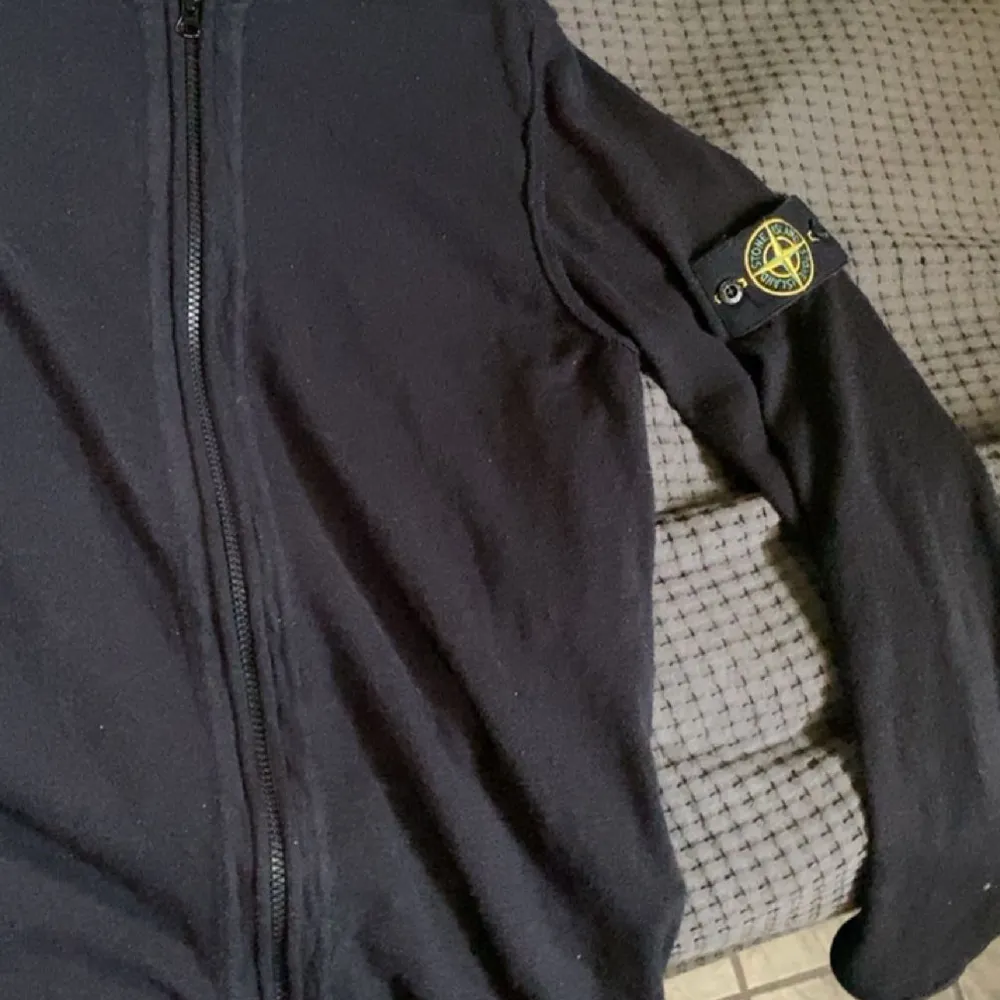 Stone Island zip-hoodie i storlek M. Köpt på rea under hösten 2022 för 2400kr. Väldigt sparsamt använd och finns endast små tecken på användning. Sitter bra i storleken. Ifall fler bilder önskas, skriv så löser vi det. Pris ej hugget i sten!. Tröjor & Koftor.