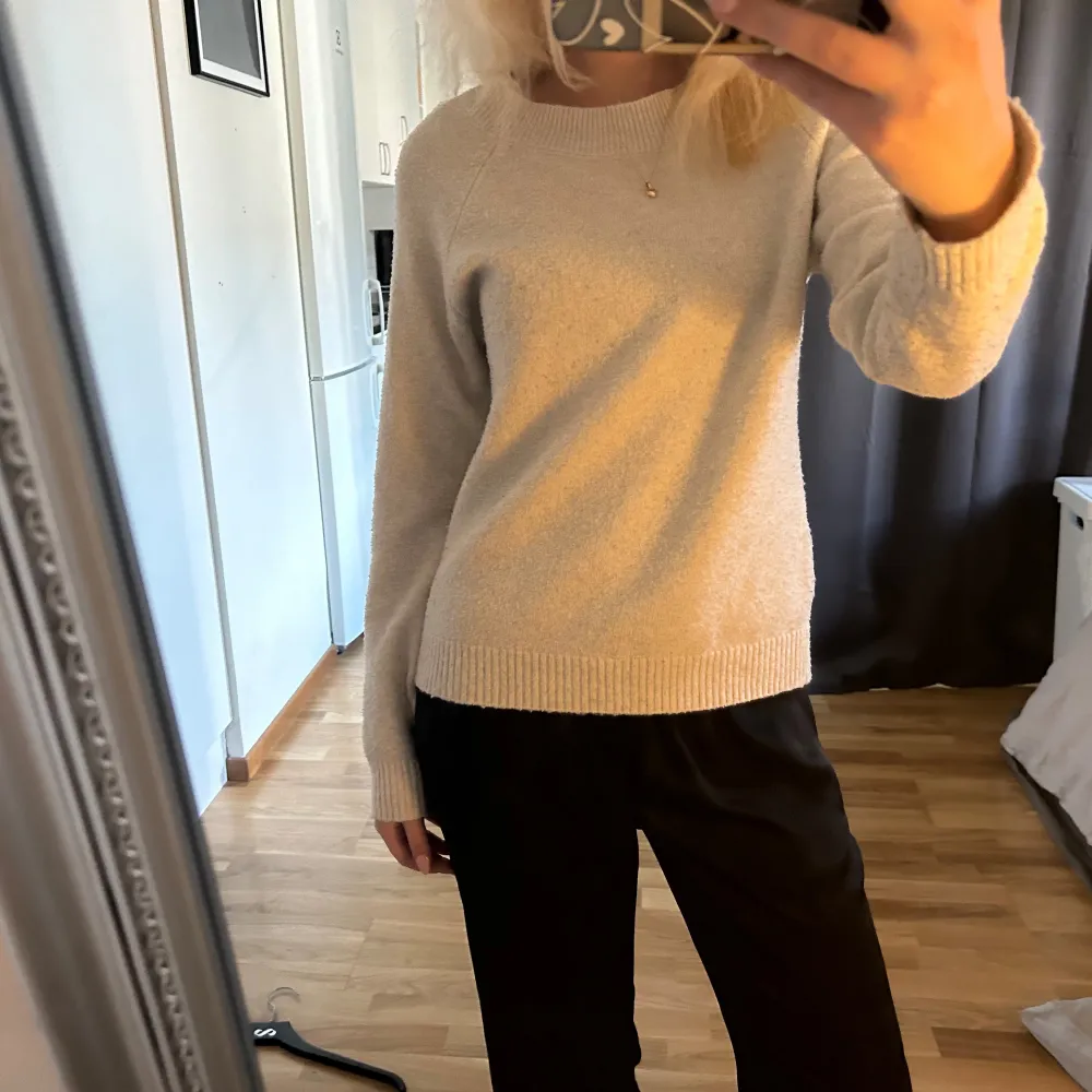 Jag säljer min stickade tröja från Vero Moda i storlek S. Perfekt basic tröja nu till hösten som passar till allt!!🍁🍁🍁🍂🍂. Stickat.