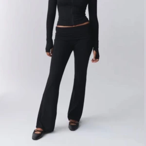 Gina tricot soft touch folded pants - Säljer dessa underbara folded pants som inte ens är öppnad! Säljs pga att jag köpte st xxs också men glömde lämna tillbaka denna storlek:( jag har oftast st xs men vill man ha den åtsittande så gå ner en storlek! Köpt för 360: säljer för 250❤️