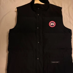 Canada goose - Säljer min goose väst, har använt den 4 gånger, inte min still längre, QR koden funkar, skriv för intresse! 