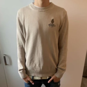 Morris tjocktröja  - Säljer mina beiga Morris tjocktröja som är i storlek M men passar också som S. Den är I nyskick använd ett fåtal gånger. Nypris cirka 1300 mitt pris 499