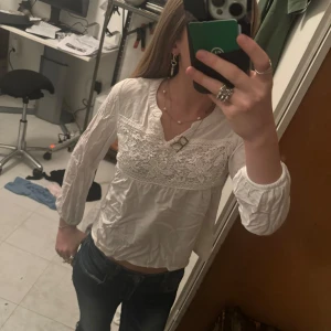 Jättefin vit blus från H&M💞 - Jättevacker vit blus med fin ”broderad/spets” detalj över bröstkorgen💞Tveka inte att höra av dig vid frågor❤️