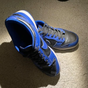 Nike Dunk Hyper Cobalt Low - Tjena! Säljer nu mina nästan oanvända Hyper Cobalts. Ganska sällsynta och väldigt bra pris. Kan självklart diskutera priset. Rengör skorna innan paketering😁
