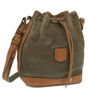 Céline Macadam Bucket väska - DETALJER Serienummer: M09 Ursprung: Italien  Material: Läder Färg: Kaki och guld Tillbehör: Inga    ANGE Exteriör: I gott skick, med några tecken på användning. Interiör: I gott skick, med några tecken på användning och slitage. 