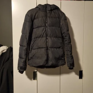 Everest jacka  - Jackan är knappt använd och används inte, det är därför den säljs. Jackan är i väldigt bra skick. Den är i 170 men skulle säga att den är som typ en S/M. Vid flera frågor om jackan så är det bara att skriva🫶🏼priser går att diskuteras 