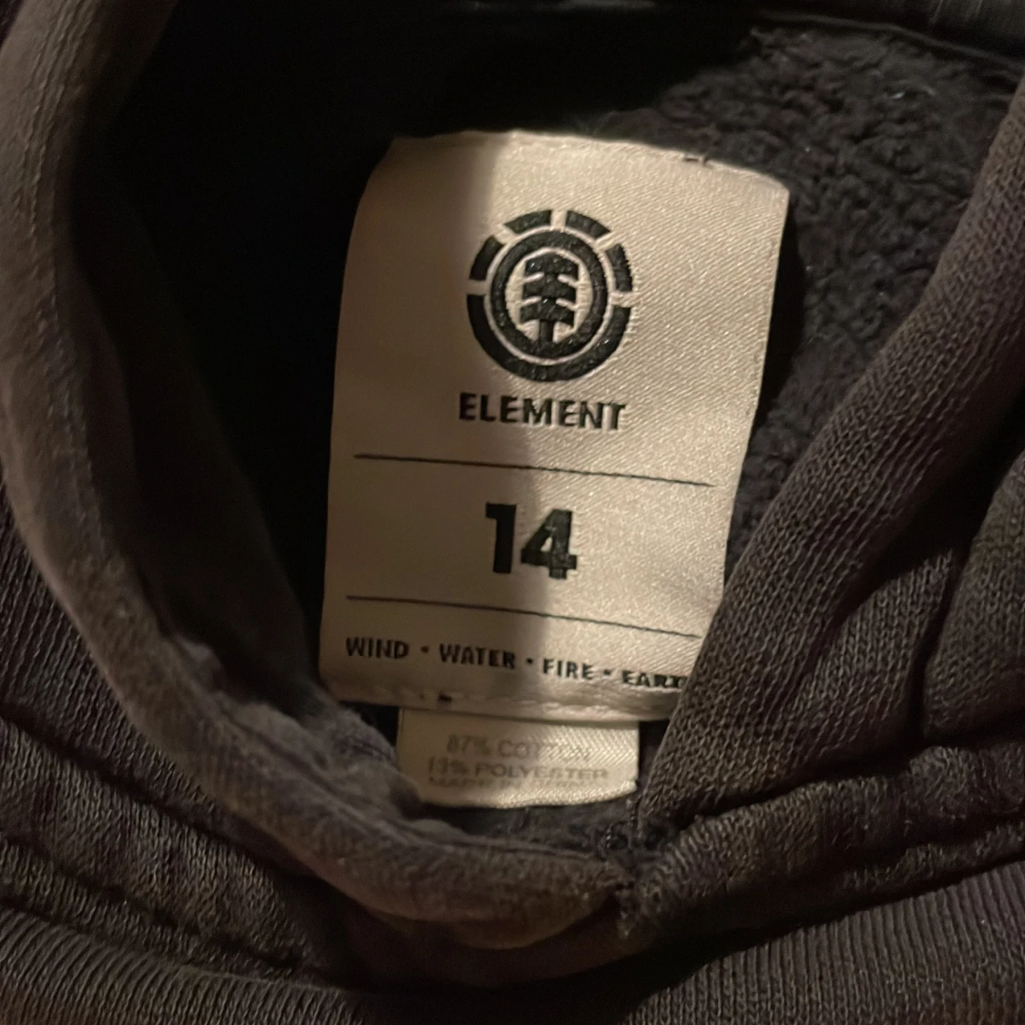 En Element hoodie med ett litet hål på ryggen - 92