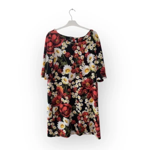 Blommig klänning - Använd fåtal gånger, från märket JYOTHI (Cassels). Storlek XXL men passar även en XL/L för någon som vill ha något mer modest (är själv 160 cm 70 kg). Otroligt stretchigt material och skön!! 