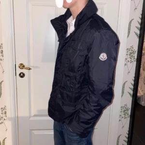 Moncler ”Lez Rain” Fieldjacka - Moncler ”Lez Rain” Fieldjacket. Mörkblå Storlek 1 (S). Köptes på Vinted för nått år sedan. Bra skick! Nypris ca 12.000kr