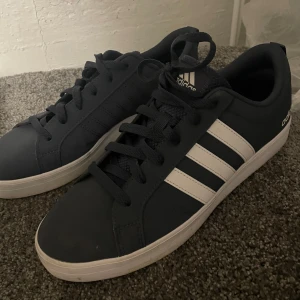 Adidas skor 43 - Skorna i fint skick som ny och provades en gång bara.