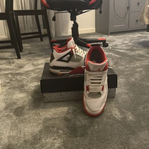 Jordan 4 fire red  - Tjena säljer mina Jordan 4 fire red. I storlek 46/47 är använda condition är ungefär 7/10 lite skavanker finns men det är inget man inte kan fixa. Köpte dem av merchsweden. För 6500 säljer nu för 3000. Frågor? Hör av er. Kvitto finns Fast pris 